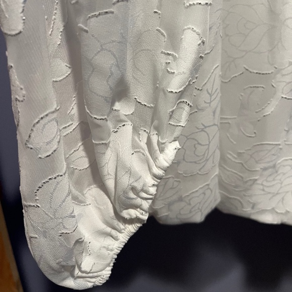 Alfani Size Medium White Top with Floral Pattern and Silver Accent Stitching - Picture 4 of 5